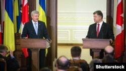 Президент України Петро Порошенко і прем'єр-міністр Канади Стівен Гарпер, 6 червня 2015 року (©Shutterstock)