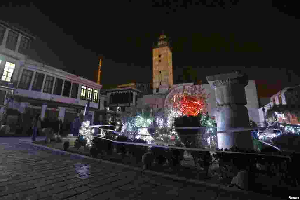 В сирийском Дамаске деревья старинного квартала Баб-Шарки засияли в честь христианского Рождеству