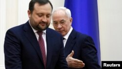 Наприкінці січня Сергій Арбузов (ліворуч) прийняв повноваження від свого попередника Миколи Азарова