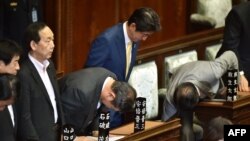Прем’єр-міністр Японії Сіндзо Абе кланяється після голосування за суперечливі законопроекти в парламенті в Токіо, 16 липня 2015 року 