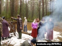 Вогнішча ніяк не зачыналася. Дзяўчаты сьпевамі дапамагалі яму разгарэцца