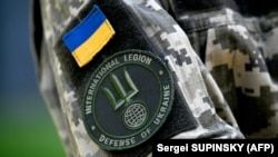 Шеврон Интернационального легиона территориальной обороны Украины на форме пресс-секретаря легиона. Киев, 8 июня 2022 года