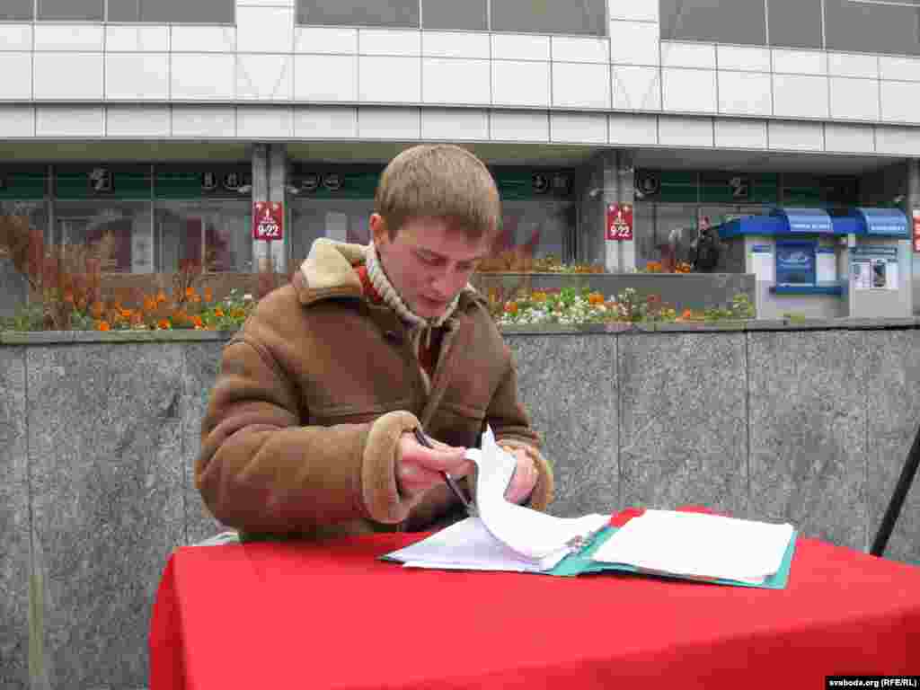 Збор подпісаў, Гомель. Зьбірае Яўген Якавенка