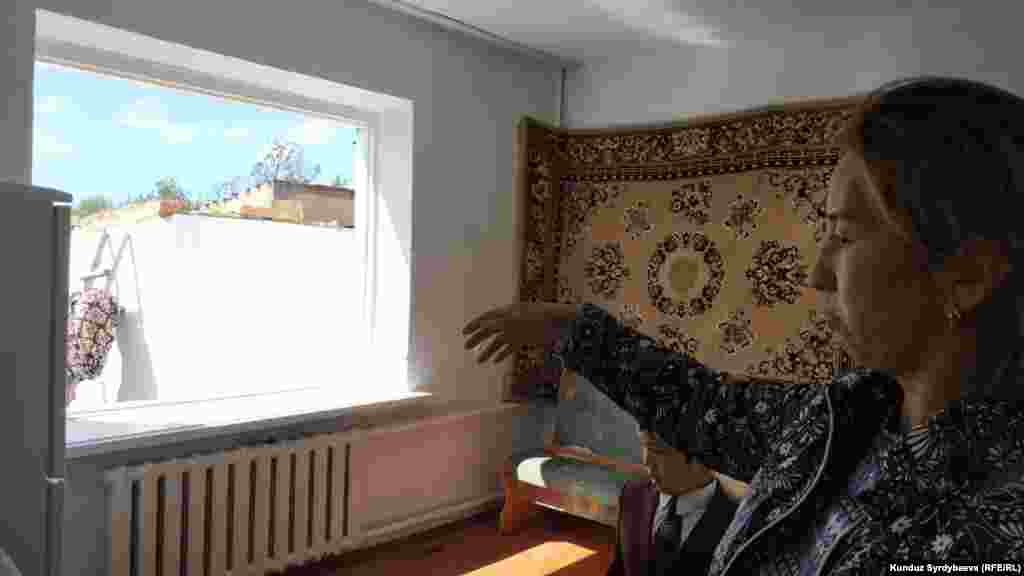 Шамал айрым үйлөрдүн терезелерин талкалаган. 