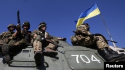 Украинские военные на боевых позициях в зоне конфликта на Донбассе