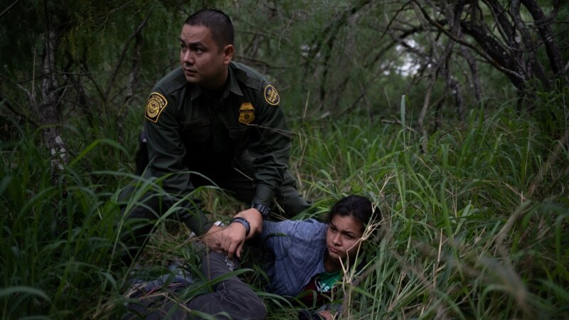 Meksiko dërgon policë në kufirin jugor teksa afrohen migrantët