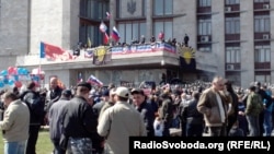 Проросійські активісти біля будівлі Донецької ОДА, 7 квітня 2014 року