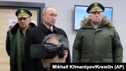 Министр обороны Сергей Шойгу и Путин (архивное фото)