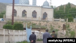 У мечети в Нарынской области Кыргызстана.