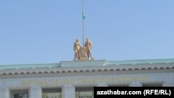 Aşgabat, Magtymguly adyndaky Türkmen döwlet uniwersitetiniň baş binasynyň ýokarsyndaky heýkel