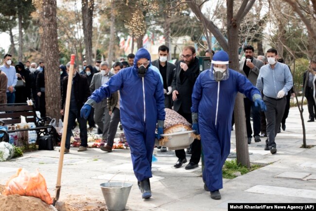 Иранда вирустан қаза болғандар арасында депутаттар мен шенеуніктер де бар. 8 наурызда Тегеранда вирустан көз жұмған депутат Фатим Рахбарды жерледі.