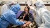 Иранские медики оказывают помощь пациентке, Тегеран, 8 марта 2020 года