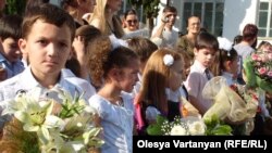 Родительница одной из школьных выпускниц публично оскорбила и ударила завуча школы