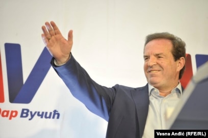 Kariq në selinë zgjedhore të SNS-së duke festuar fitoren e Vuçiqit në zgjedhjet presidenciale në Serbi, prill 2017.