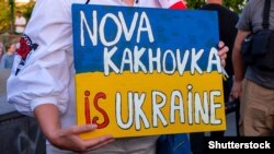 A woman holds a placard during a rally against Russia's invasion of Ukraine in Tbilisi in 2022.