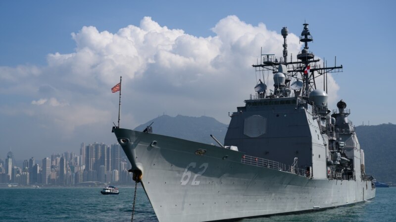 Dva američka vojna broda plove kroz Tajvanski moreuz