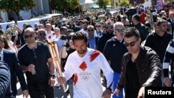 Flacăra olimpică fusese aprinsă în Sparta, Grecia, și se îndrepta către Tokyo