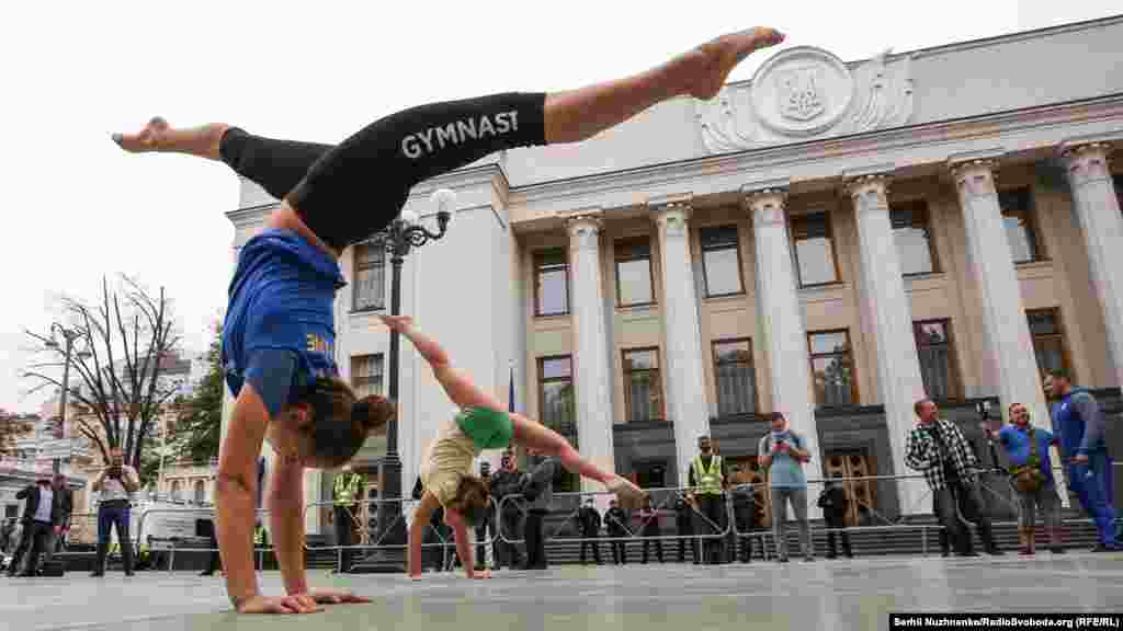 Під час акції студентів Олімпійського коледжу під стінами Верховної Ради України, які протестували проти реорганізації свого навчального закладу. Київ, 15 вересня 2020 року. НА ЦЮ Ж ТЕМУ