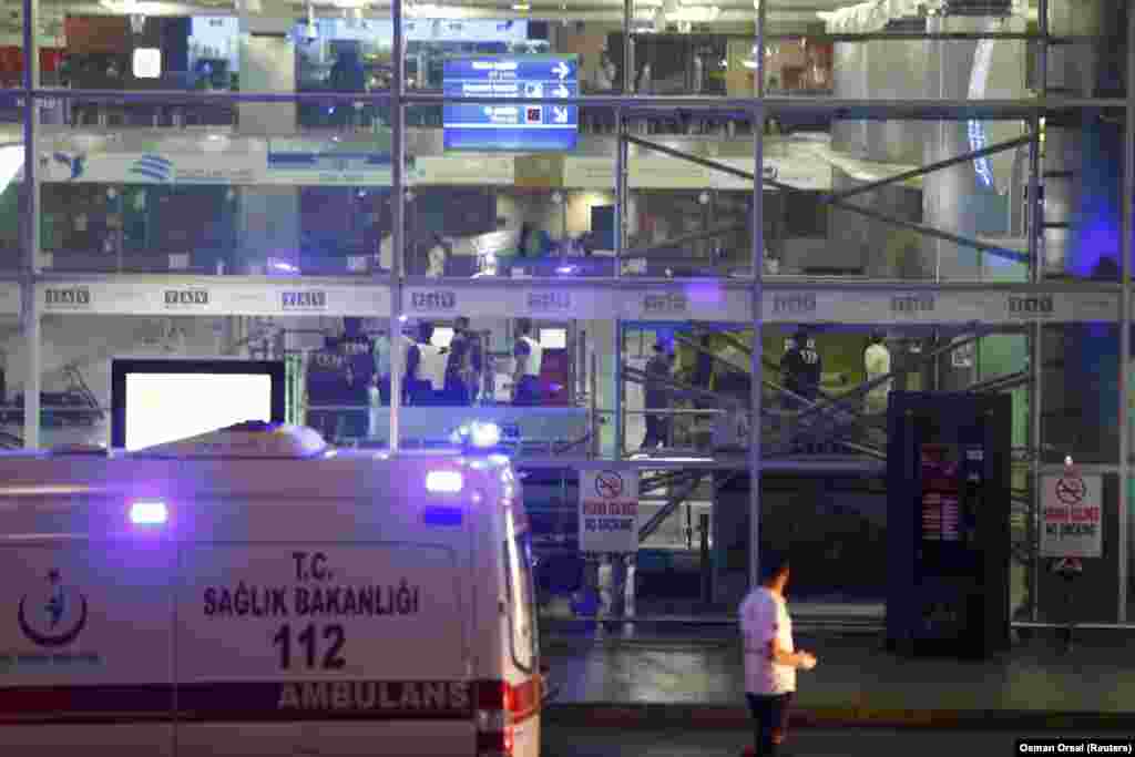 По сведениям очевидцев, один из взрывов произошел в толпе перед рамками металлоискателей, расположенных перед входом в здание аэропорта