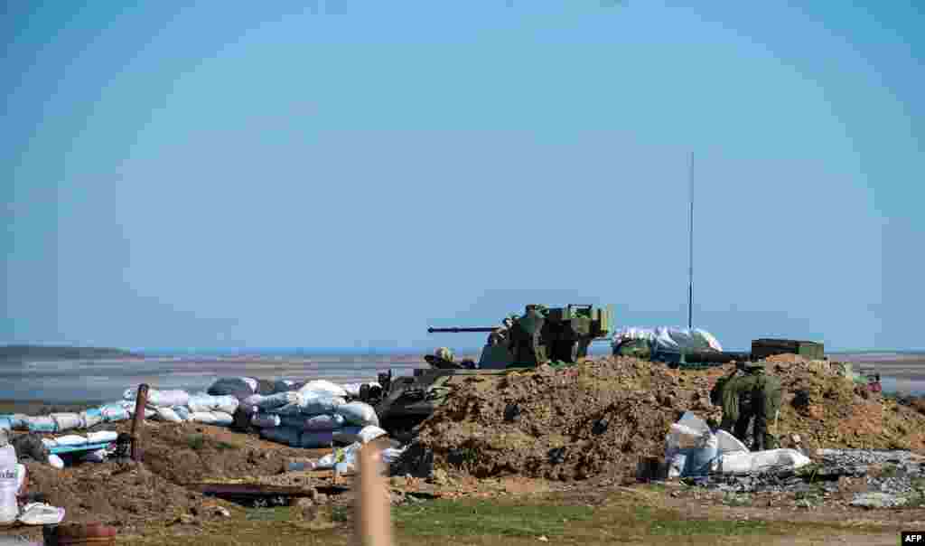Російські війська будують захисний бар&#39;єр на контрольно-пропускному пункті в Генічеському районі, на дорозі біля протоки Чонгар, однією з двох доріг, що зв&#39;язують Крим з Україною, 21 березня 2014 року
