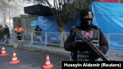 Pjesëtarë të policisë speciale të Turqisë para klubit Reina në një lagje të Stambollit, ku u vranë 39 vetë dhe u plagosën 69 të tjerë