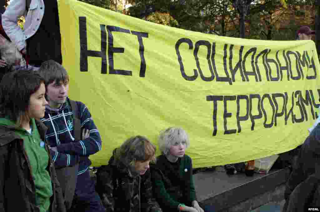 Russia -- Meeting of muscovites against sealing building city areas. Moscow, Novopushkinsky square - 21sep2007