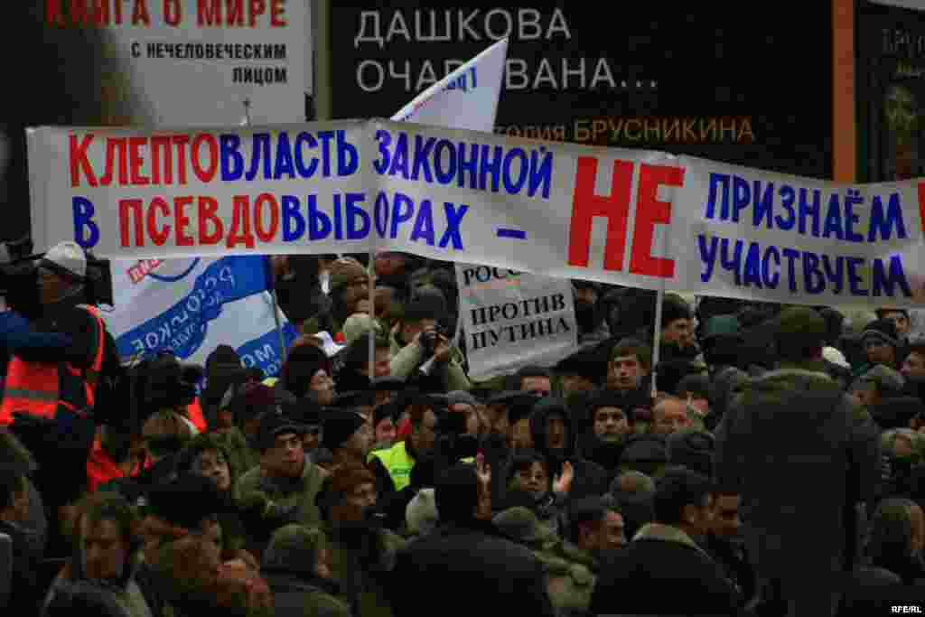 The crowd in Moscow on November 24 was variously estimated at between 1,000 and 3,000 people - A loose alliance of groups called Other Russia organized the rally in the capital to call for an end to Vladimir Putin's hold on power and to urge fair elections