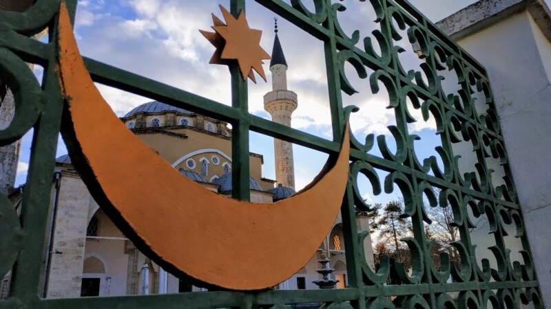 В масках и на дистанции: мусульманам в Крыму разрешили посещать мечети