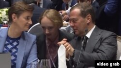 Serbiya və Rusiya baş nazirləri Ana Brnabić (solda) Dmitry Medvedev