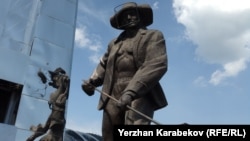 Тұңғыш президенттің тарихи-мәдени орталығы алдында тұрған металлург ескерткіші. Теміртау, 5 маусым 2015 жыл. 