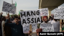 Supporters of Tehrik-e Labaik Pakistan, a hard-line religious political party, march during a protest in Rawalpindi on October 12.