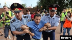 Астана күні полиция адамдарды қалай ұстады?