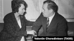 Greville Wynne posjećuje njegova supruga u Vrhovnom sudu u Moskvi 15. maja 1963. godine.