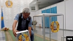Член избирательной комиссии готовит урны для голосования. Астана, 17 августа 2007 года.
