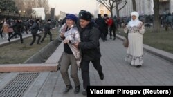 Демонстрантите и полицијата денеска се судрија во Бишкек на протестот на кој бараа ослободување на притворениот киргистански политичар Садир Јапаров