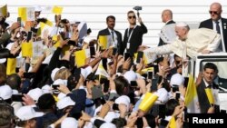 Papa Franjo pozdravlja vjernike u Abu Dhabiju