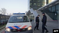 Holandë -Policia para kolegjit të mbyllur Da Vinci, në Leiden, 22Prill2013