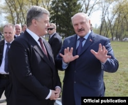 Президент Білорусі Олександр Лукашенко (праворуч) і президент України Петро Порошенко (ліворуч) у Чорнобилі. 26 квітня 2017 року