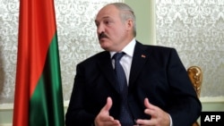 Belarus -- President Alyaksandr Lukashenka speaks with his Russian counterpart during their meeting in Minsk, 31May2012