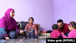 O familie romă din Kosovo