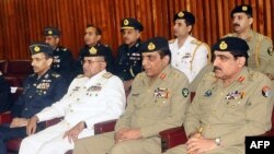 Вайсковае камандаваньне Пакістану на парлямэнцкім пасяджэньні 14 траўня 2011, прысьвечаным ліквідацыі Ўсамы бін Ладэна амэрыканскім спэцназам у прымесьці Ісламабаду. Камандуючы арміяй генэрал Ашфак Каяні – 2-і справа.