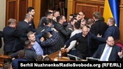 Штовханина біля президії Верховної Ради перед початком розгляду законопроєкту про землю в другому читанні, 6 лютого 2020 року