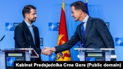 Tokom posjete, Rute će se sastati i sa predsjednikom države Jakovom Milatovićem, a planirano je i zajedničko obraćanje studentima Fakulteta političkih nauka u Podgorici. (Foto: Predsjednik Crne Gore Jakov Milatović sa generalnim sekretarom NATO-a Mark Ruteom)