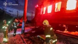Пожарникари се опитват да потушат пожара в пътнически влак в Харковска област. Снимката е от 27 януари