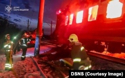 Пасажирський поїзд «Барвінкове-Чоп» горить після керованого удару російського безпілотника в Харківській області