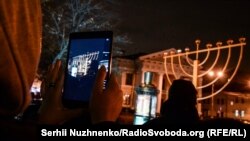 Архівне фото. Захід «Ханукальні вогні» відбувся на Контрактовій площі, біля пам’ятника Григорію Сковороді, де була встановлена Ханукальна Менора. Київ, 25 грудня 2016 року