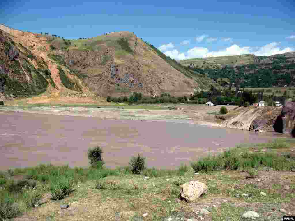 Рӯдхонаи Сурхоб - Tajik - Tavildara, a local damb close to the district center - 16Jul2009