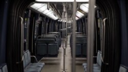 Пустой вагон в метро во Франции, где с 30 октября действует общенациональный локдаун.
