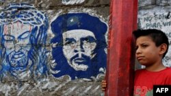 Уличное граффити с изображением Иисуса Христа (слева) и Эрнесто Че Гевары (справа) в Никарагуа, 2010