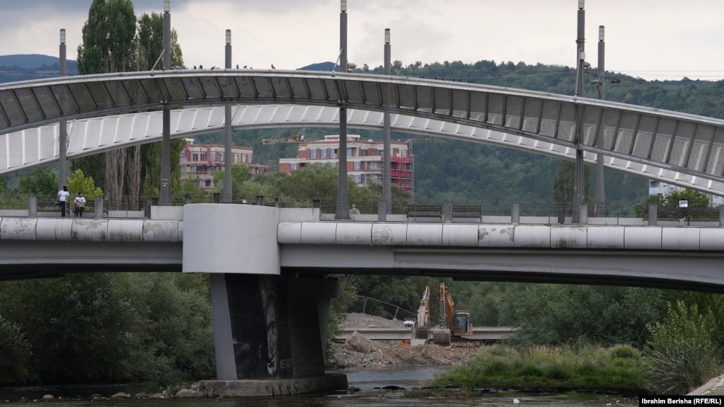 Siç shihet në këtë fotografi, urat janë në një distancë të afërt me njëra-tjetrën.